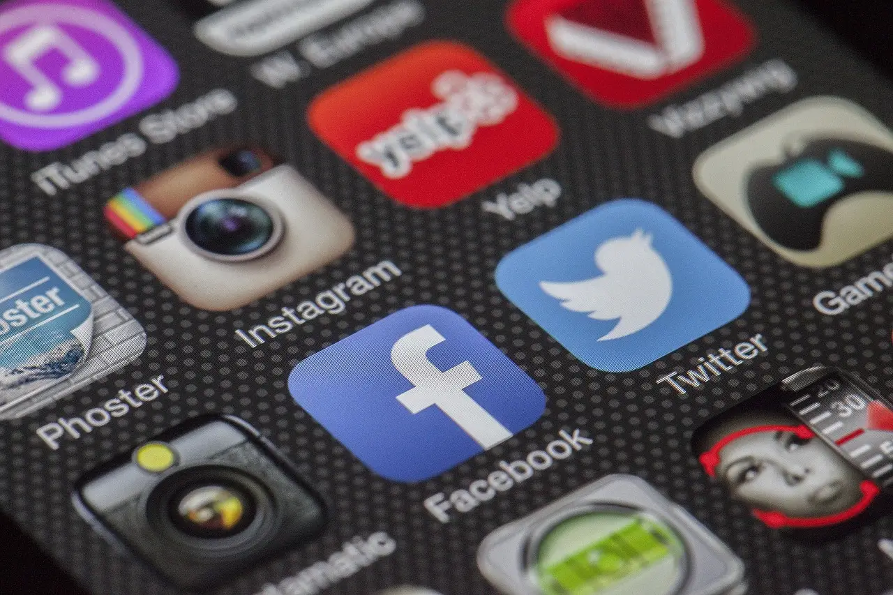 Icônes d'applications de réseaux sociaux sur smartphone : Instagram, Facebook, Twitter