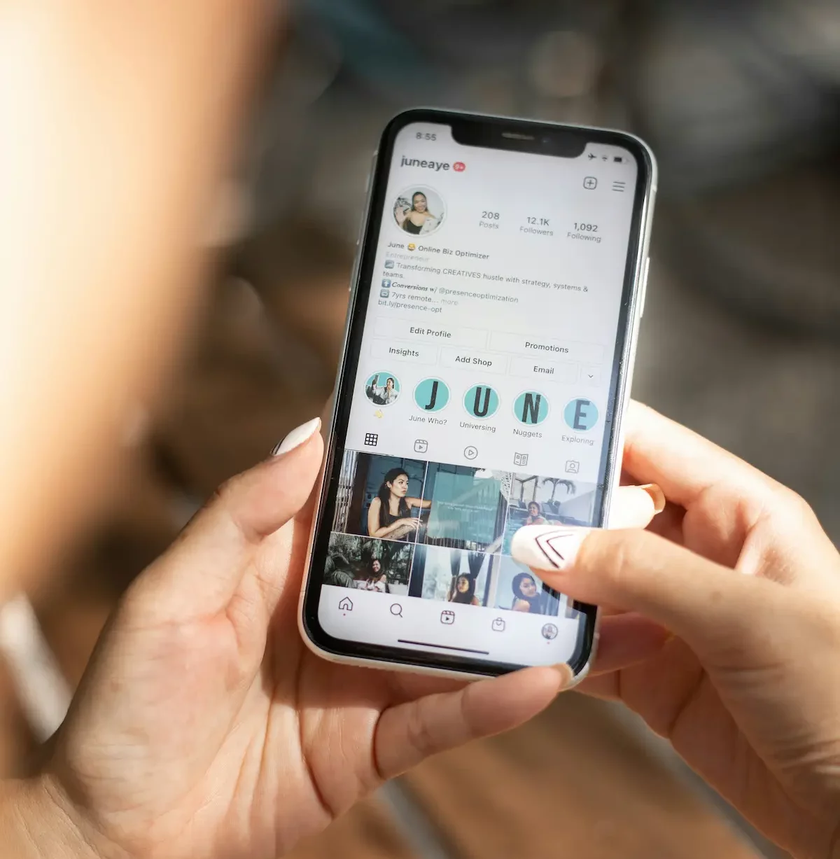 Cliente consultant Instagram avant de prendre rendez-vous en institut de beauté